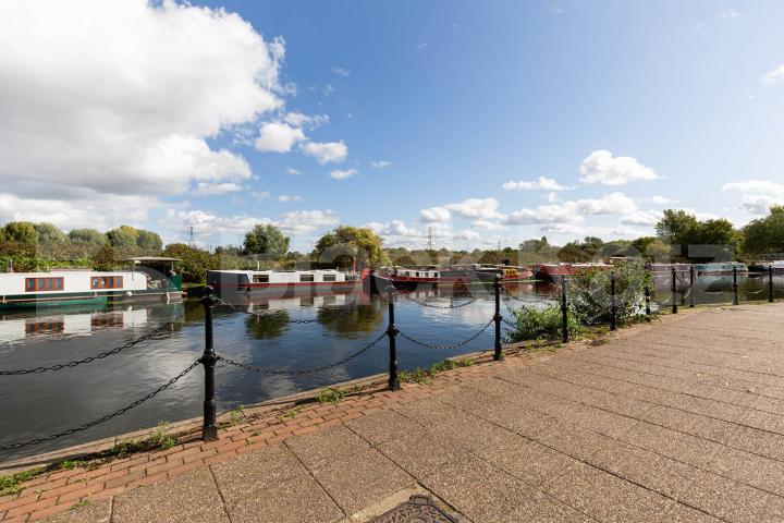 Canal Side 2 bedroom property with direct access to communal garden  Riverside Close, Lee Vally Park / Upper Clapton